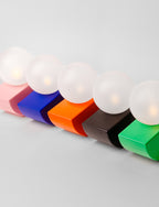 Demi-lunes Switch&Match en aluminium de différentes couleurs, chacune avec un globe en verre